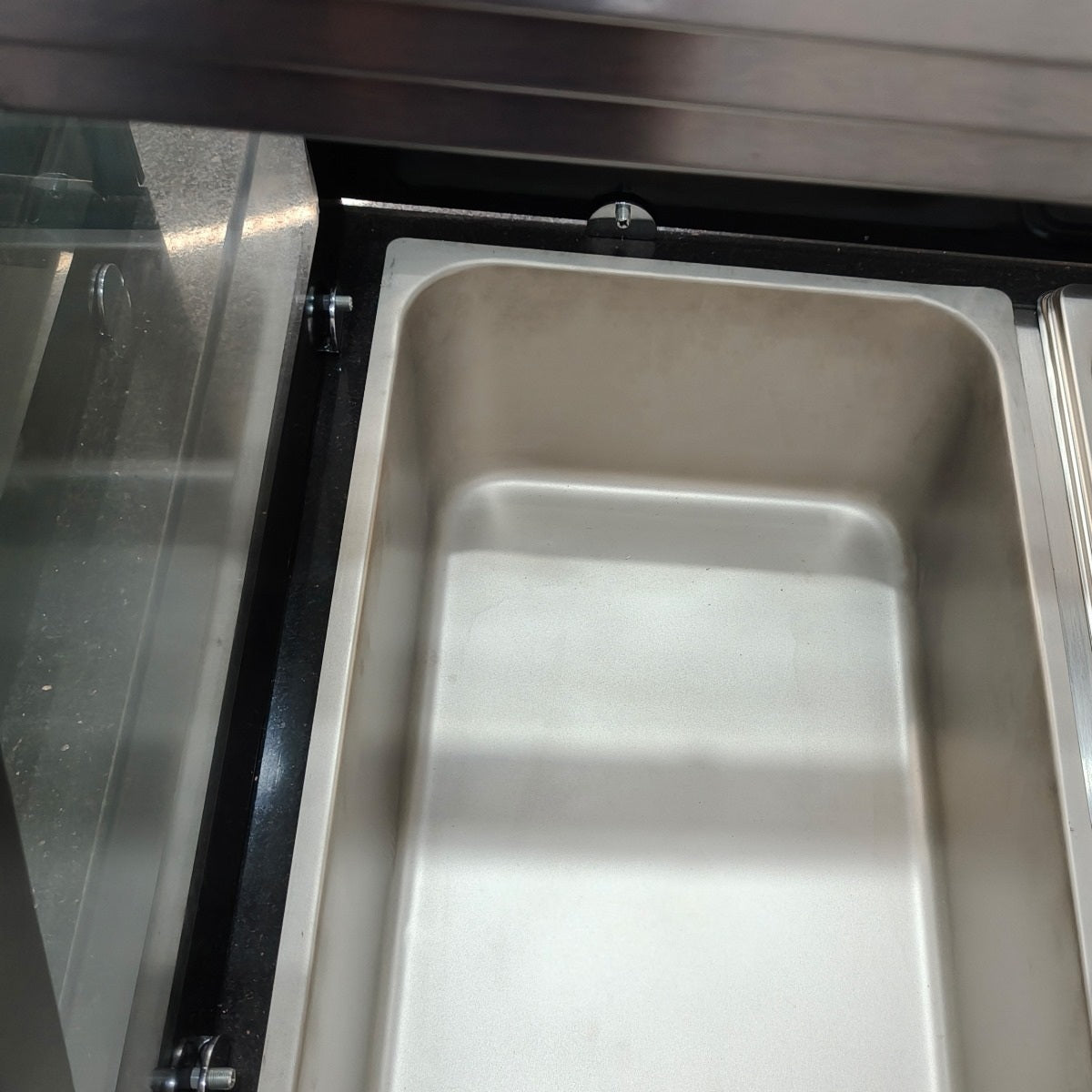 SNACK-Line Bain-Marie Theke 3x GN1/1, Granit Star Galaxy schwarz, 123x82x85,5 Glasaufbau Klarglas mit Zwischenablage, H=496mm - Image 8